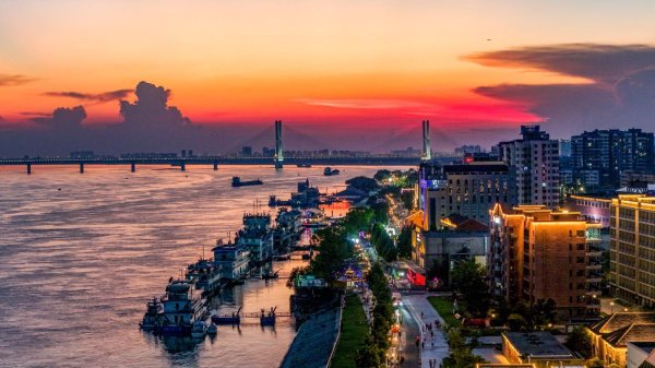 一点金 沙市码头夏日晚霞醉游人